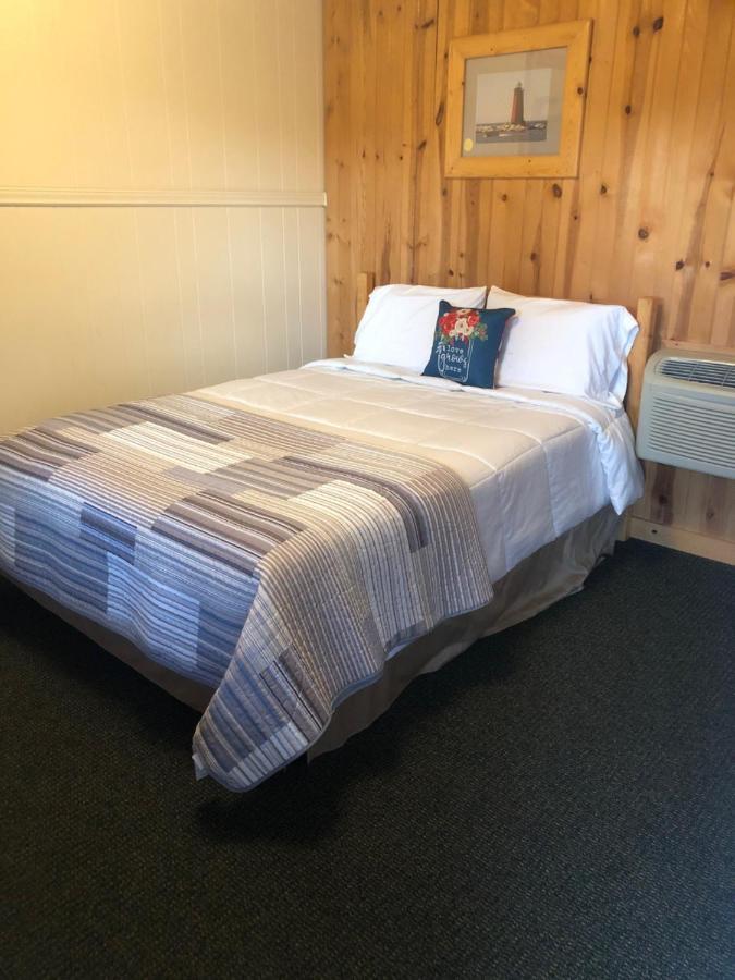 Holiday Motel *